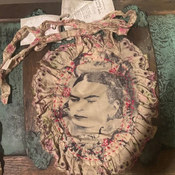 Cream Frida Pensando En Ti Jabot magnolia pearl - Picture 2 of 5